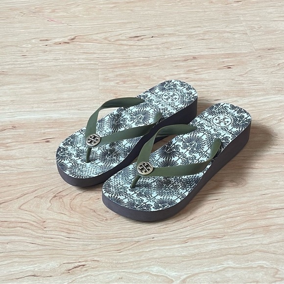 Tory Burch Wedge Flip Flip Sandals with Monogram Woman’s Size 7 - Picture 2 of 7